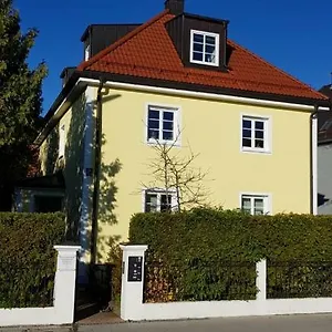 https://helle-und-ruhige-dachgeschosswohnung.getmunichhotels.com